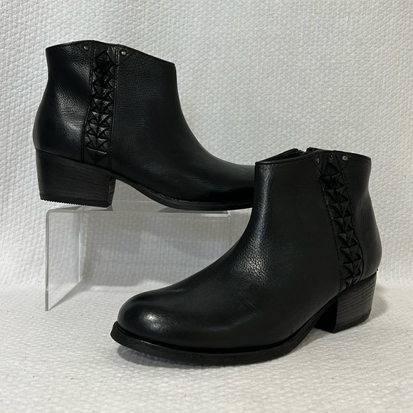 Clarks Shoes - Clarks Women’s Maypearl Fawn Black Leather side zip ankle Bootie size 5M